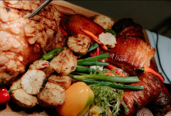 Roast meat with grilled vegetables and green beans