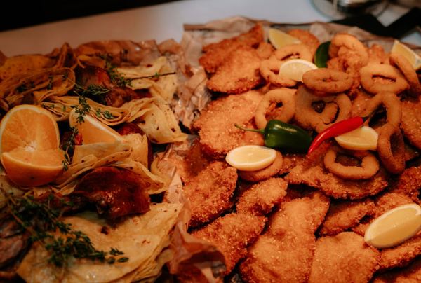 Fried schnitzels and calamari with lemon