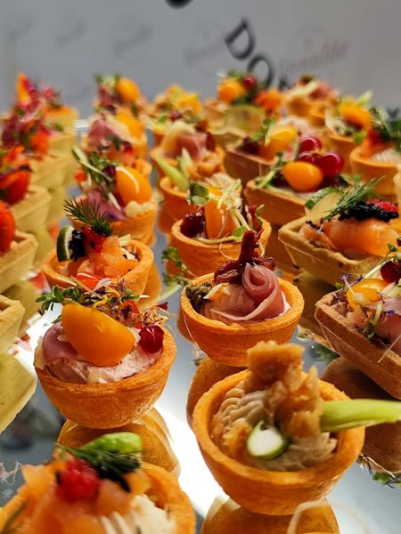 Savoury tartlets with salmon, ham and fruit