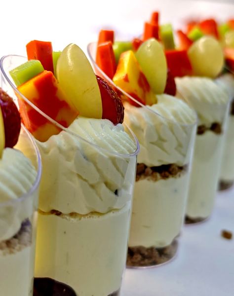 Dessert cups with mascarpone and fruit